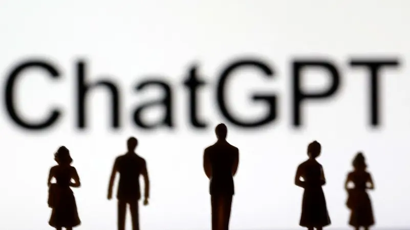 "شات جي بي تي" يدخل عالم المحادثات الجماعية